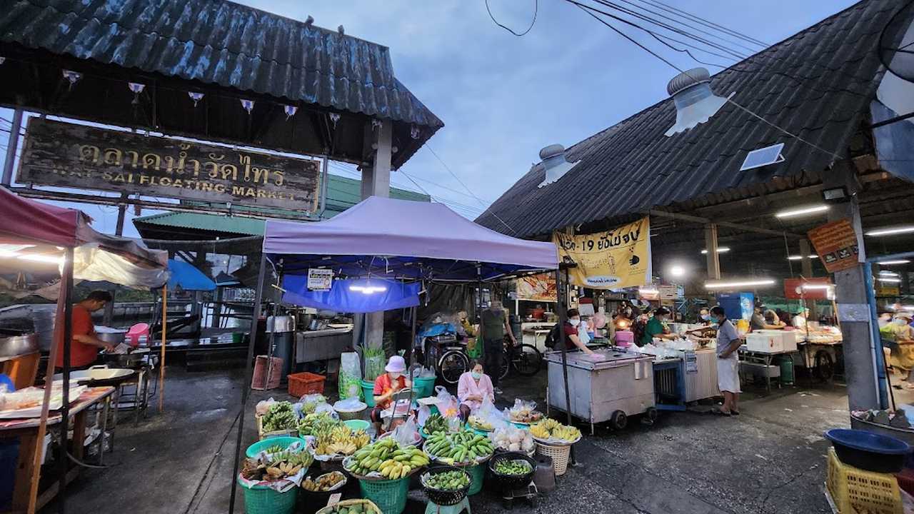 Wat Sai Floating Market