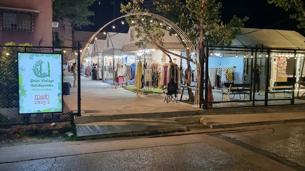Green Vintage Night Market