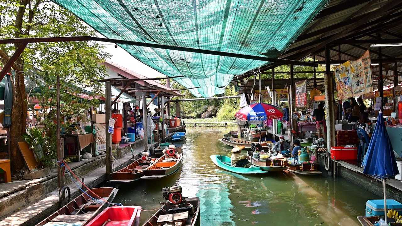 Wat Saphan Floating Market