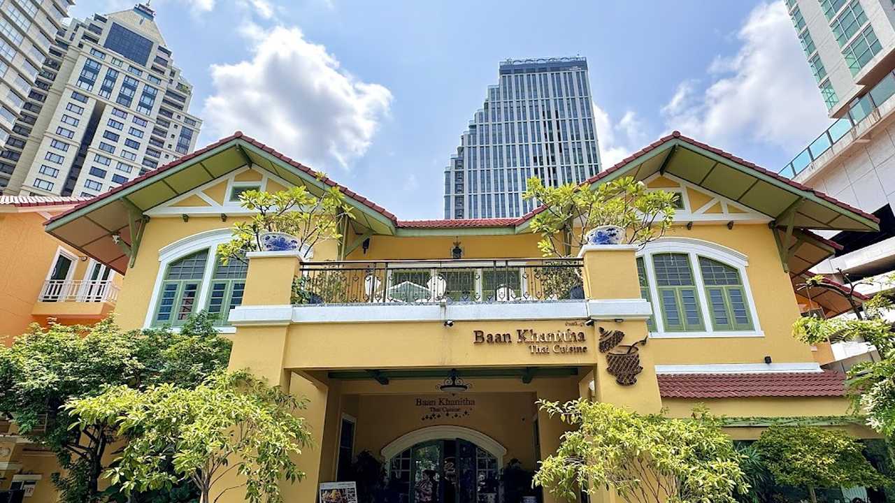 Baan Khanitha & Gallery