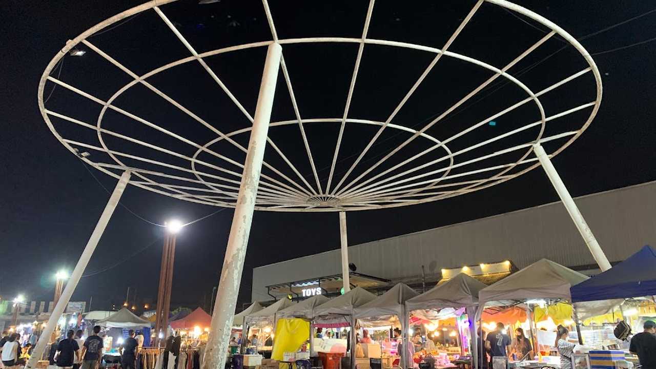 Paksoi Night Market