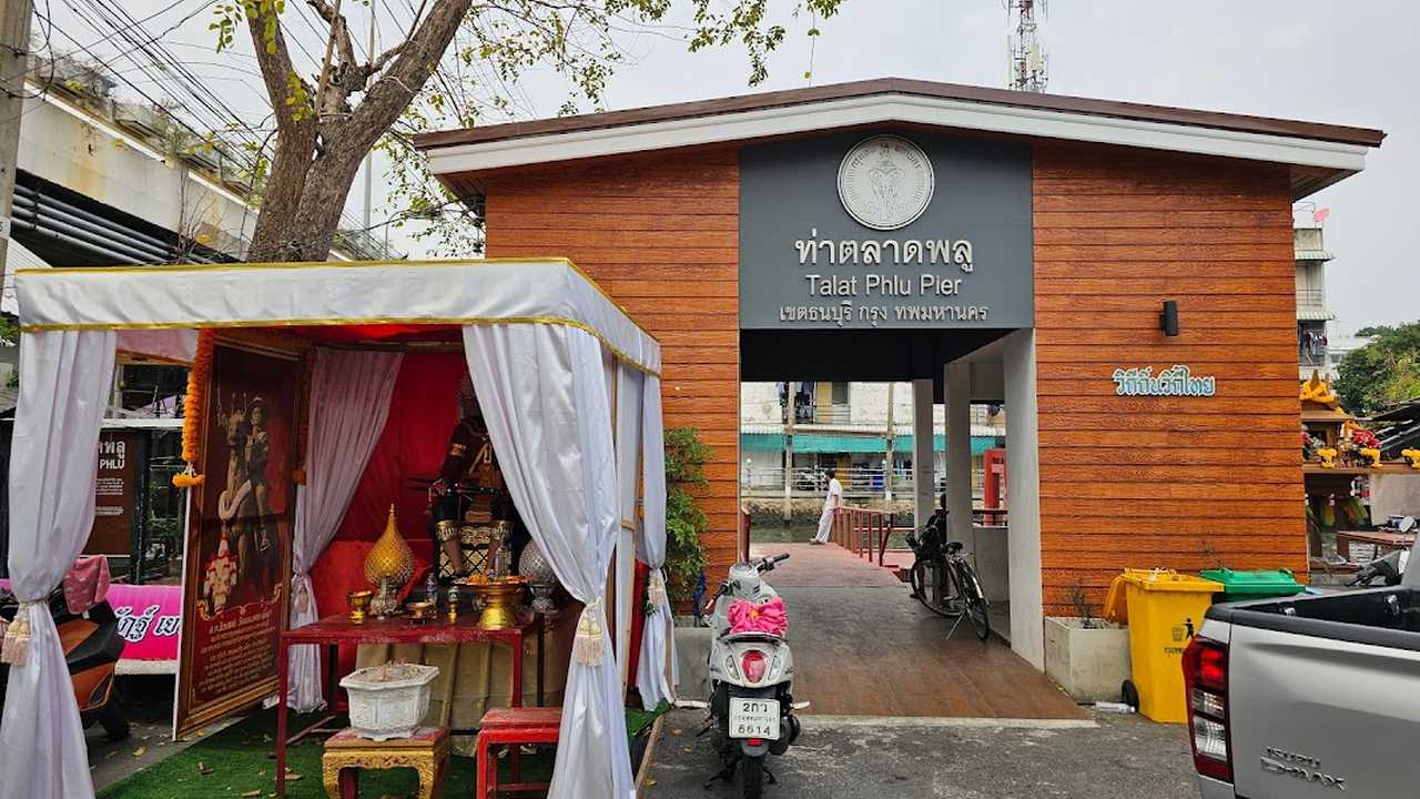 Talat Phlu Food Market
