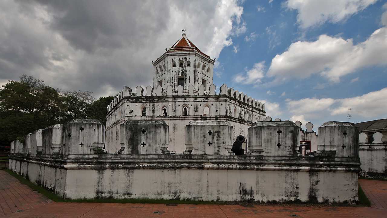 Phra Sumen Fort
