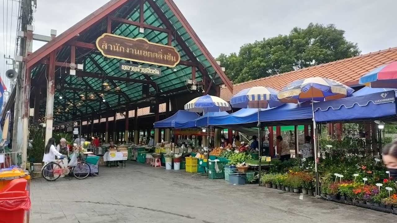 Taling Chan Floating Market