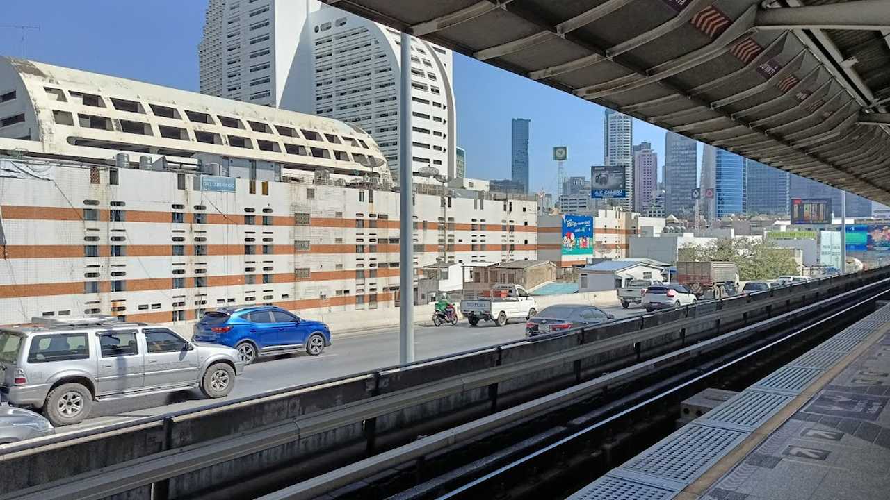 Saphan Taksin